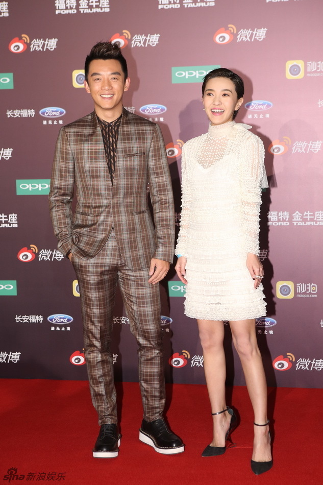 2015新浪微博之夜红毯 郑恺郭采洁牵手亮相