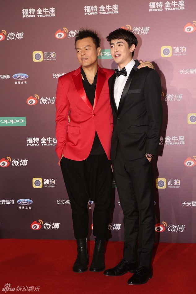 2015新浪微博之夜红毯 朴振英尼坤亮相潮范十