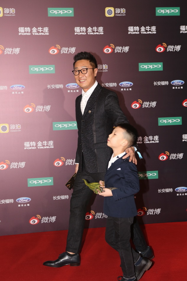 2015新浪微博之夜红毯 林永健父子亮相萌萌哒
