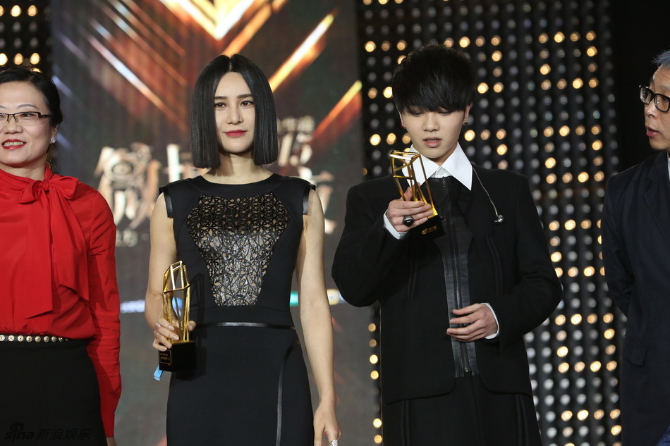 2015微博之夜现场 尚雯婕华晨宇获最受欢迎歌