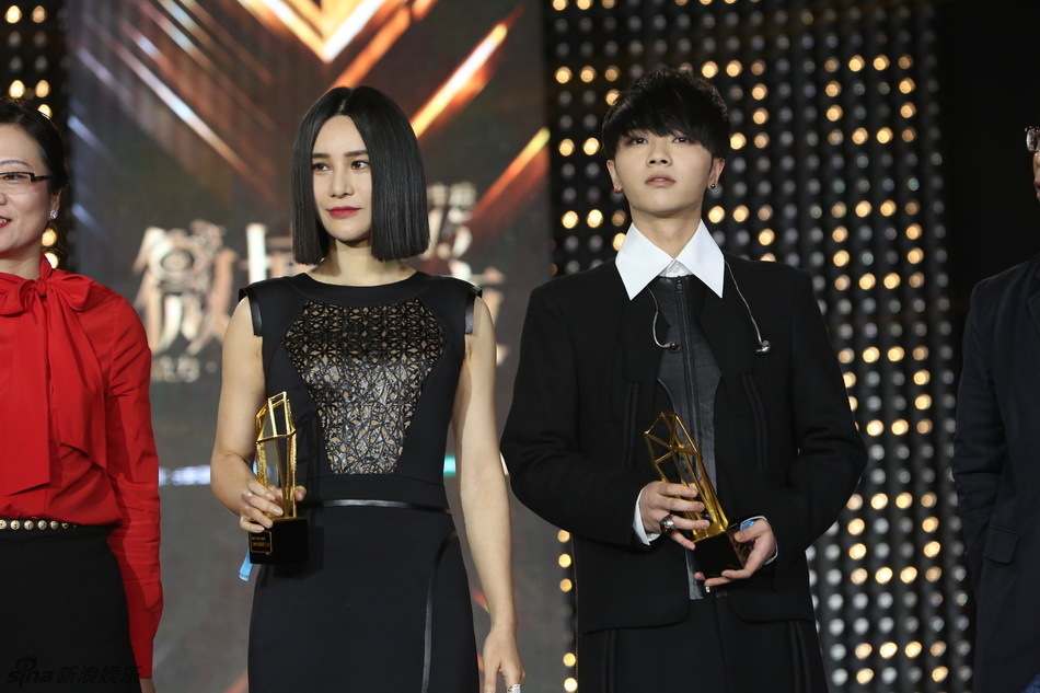 2015微博之夜现场 尚雯婕华晨宇获最受欢迎歌