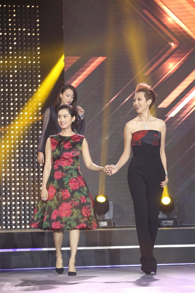 2015新浪微博之夜现场 蔡少芬朱茵年度综艺人物_高清图集_新浪网