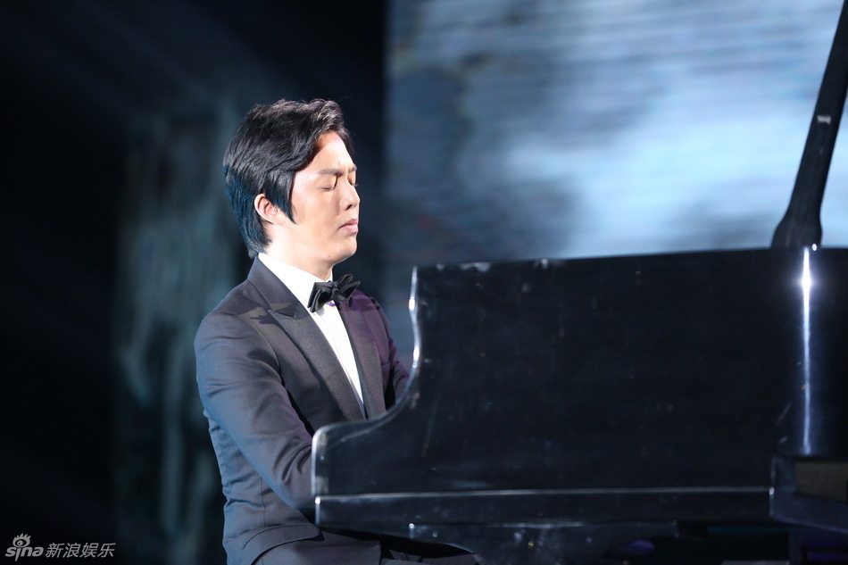 2015新浪微博之夜现场 李云迪钢琴演奏深情款