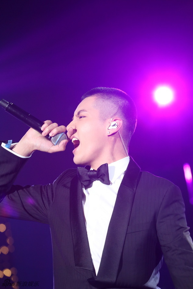2015新浪微博之夜现场 吴亦凡演唱《花房姑娘
