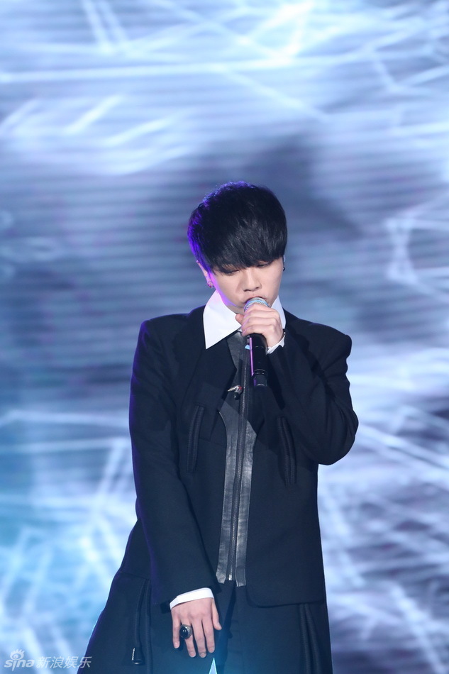 2015新浪微博之夜现场 华晨宇演唱《异类》