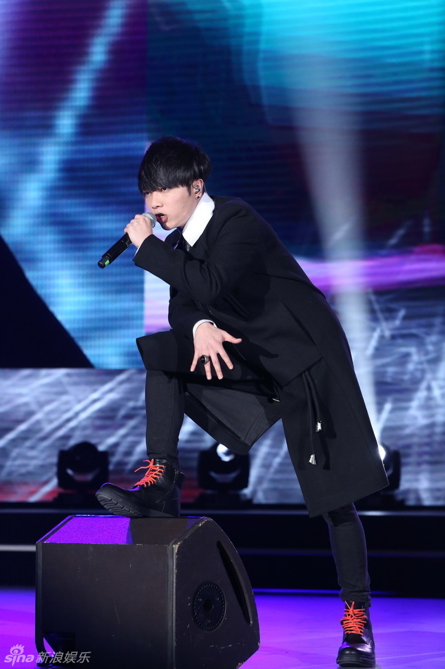 2015新浪微博之夜现场 华晨宇演唱《异类》
