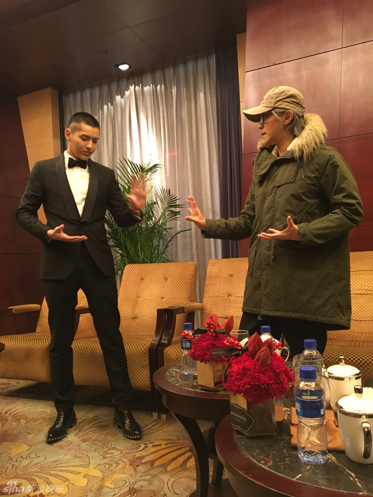 组图:周星驰现身微博之夜引轰动 与吴亦凡过招