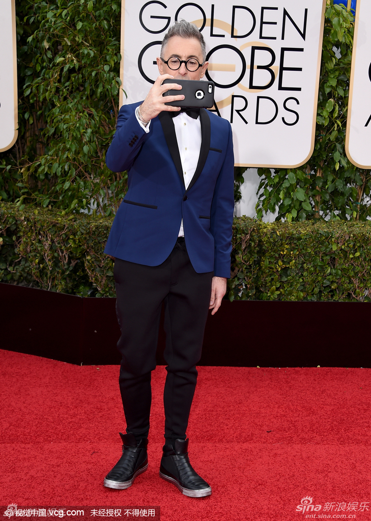 组图:《傲骨贤妻》艾伦金球奖红毯举手机自拍