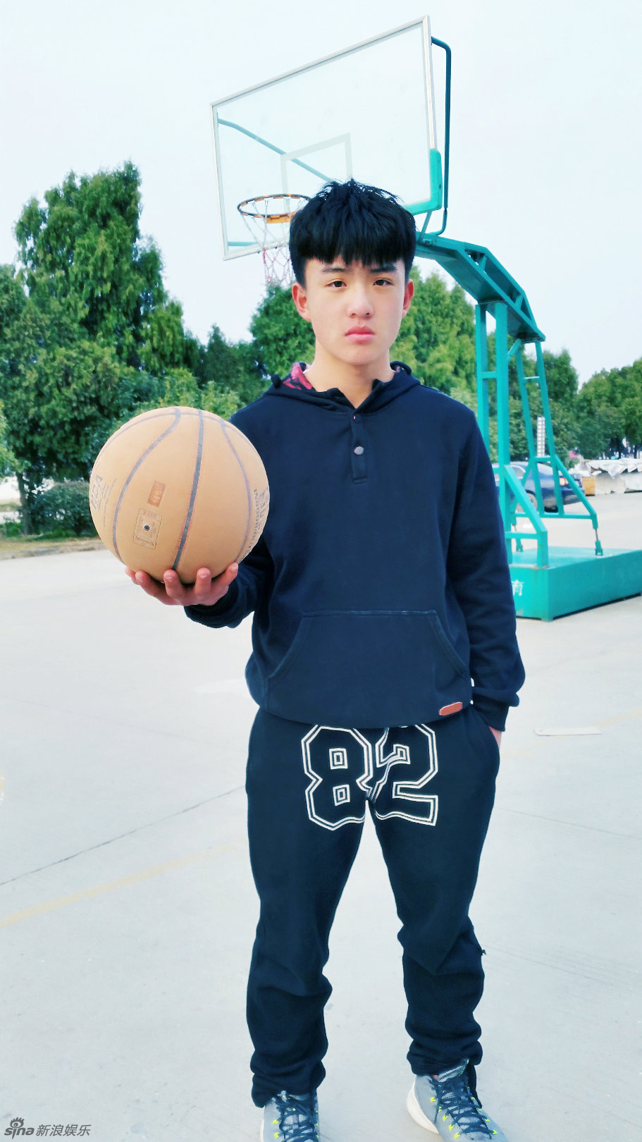 组图:郑伟手持篮球约战小伙伴 萌娃已成大男孩_高清图集_新浪网
