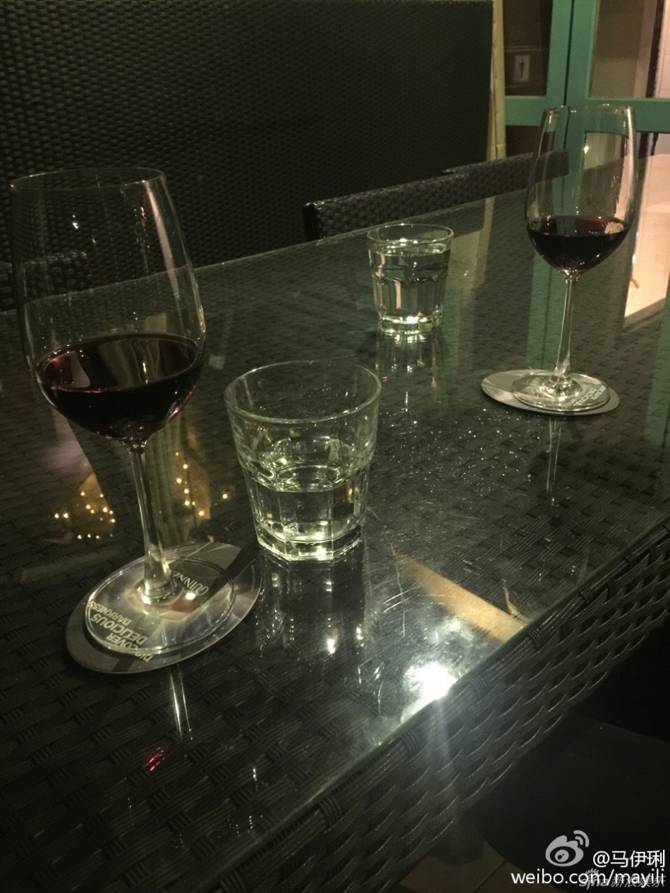 一男一女共举酒杯互相请猜一成语_情侣头像一男一女(3)