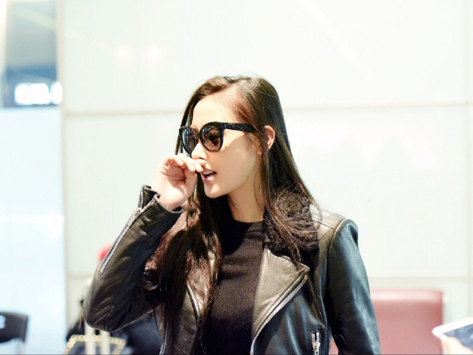 组图:张天爱机场街拍干练 机舱内单手拿行李箱