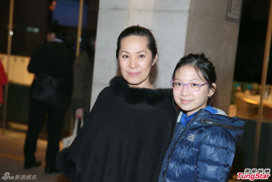 甄子丹小姨子汪圆圆生双胞胎 家人好友看望_高清图集