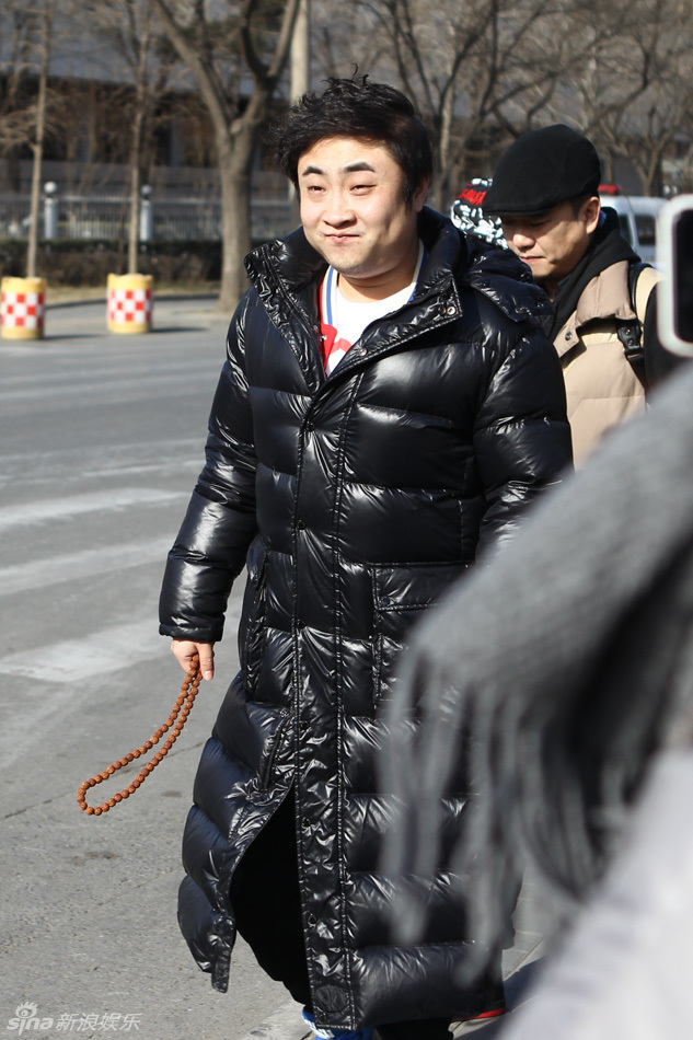 组图:春晚彩排TFBOYS蒙面 娄艺潇穿裙子冻人