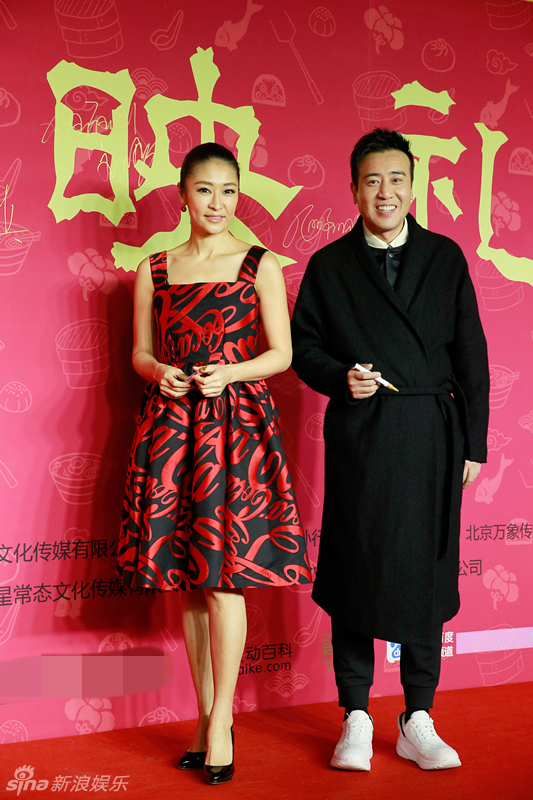 新浪娱乐讯 1月24日,贺岁喜剧《过年好》举行首映红毯,导演高群书携赵本山、闫妮、热依扎、于和伟、梁静等主演亮相首映礼,一齐贺岁。