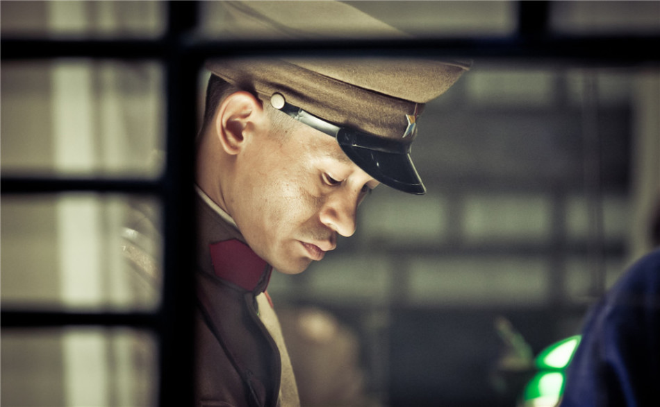 组图: 《少帅》曝余皑磊剧照 英气逼人[3]