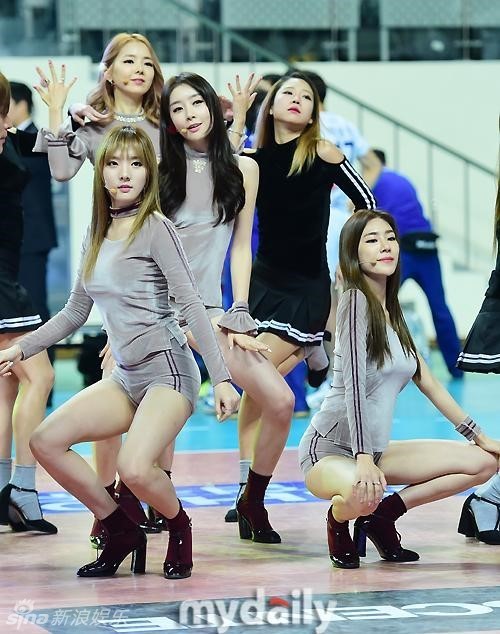 组图:韩19禁女团助阵篮球赛 露长腿性感撩衣_高清图集