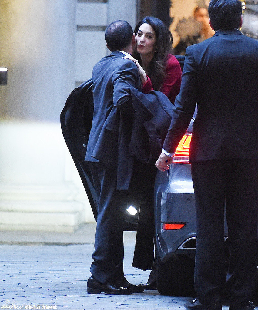 克鲁尼娇妻美艳现身 与异性友人贴面告别 - 粉丝网星闻