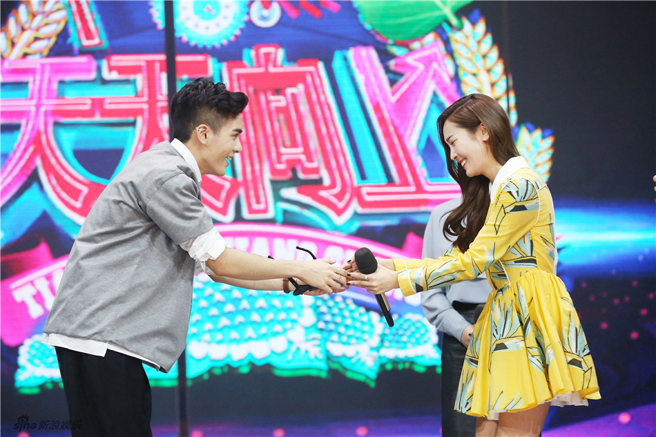 《天天》郑秀妍短裙秀美腿