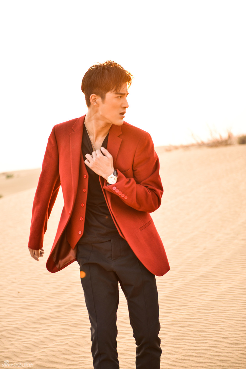 组图:姜潮迪拜贺岁大片曝光 香车沙漠贵气十足