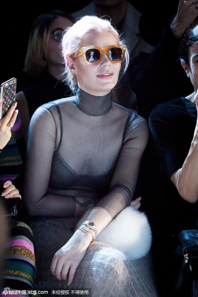 组图:伊基阿塞莉娅薄纱装 黑Bra一览无余[4]