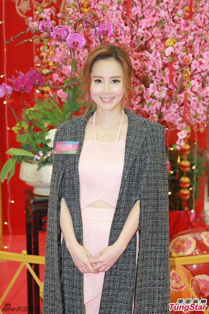 29 09:30:09 1 4 新浪娱乐讯 傅颖近日在港出席旗袍展活动,提到感情