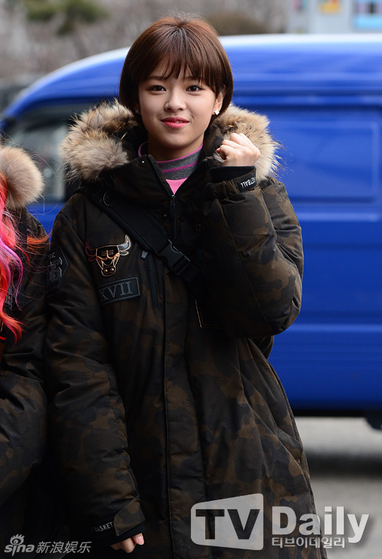 组图:韩女团户外亮相 身披羽绒服穿短裤光腿