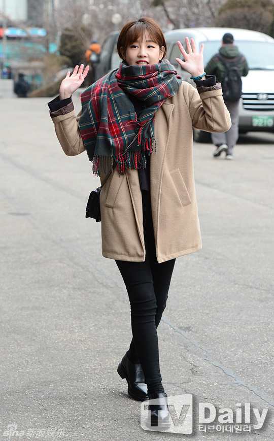 组图:韩女团户外亮相 身披羽绒服穿短裤光腿