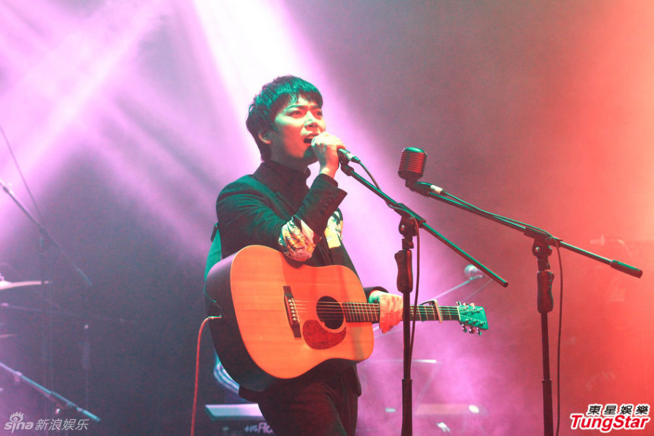 简弘亦办首唱会 女嘉宾性感短裙秀美腿 -- 佛山