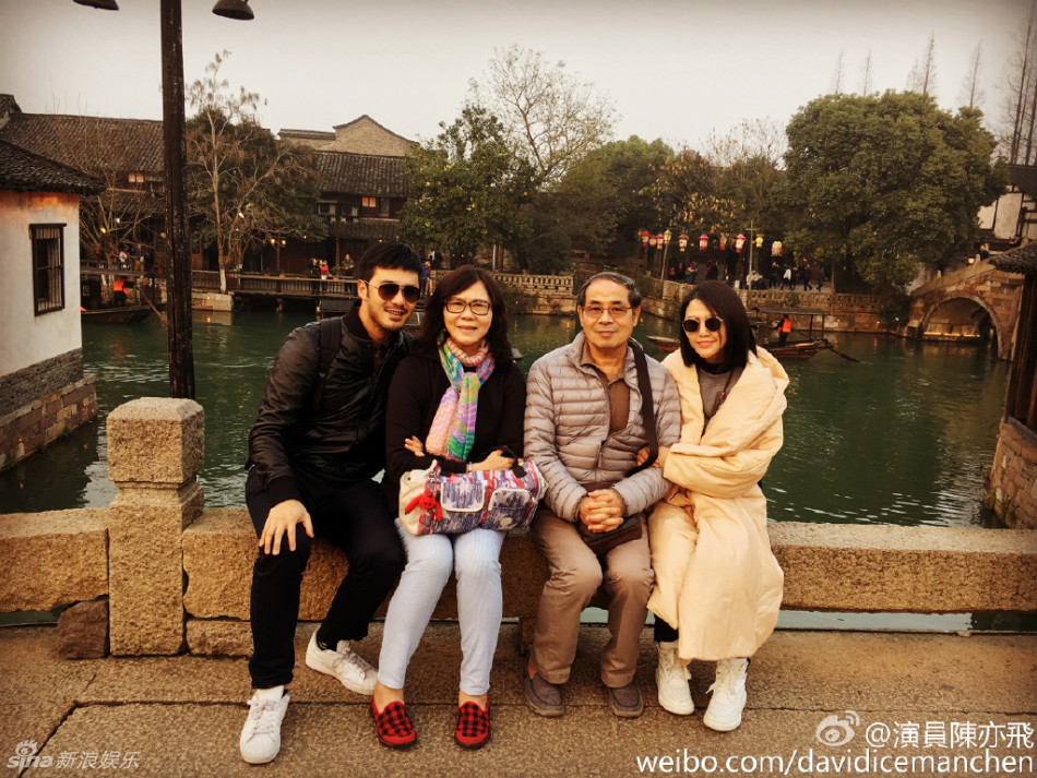 组图:谭维维为男友陈亦飞庆生 甜蜜亲吻秀恩爱