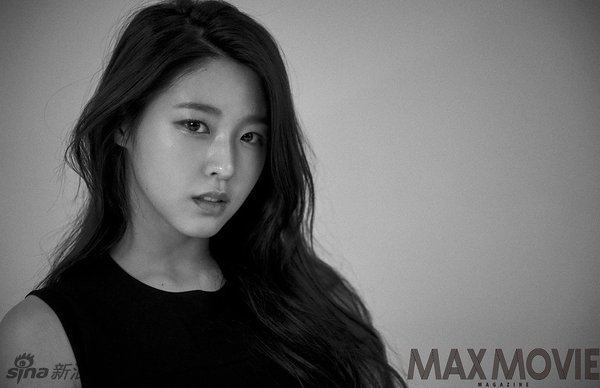 组图:韩团AOA雪炫性感写真 露背裙秀迷人臀线