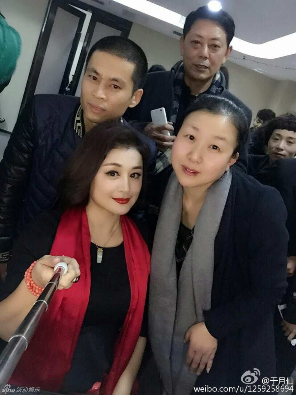 组图:45岁于月仙和友人自拍 皮肤白皙红唇艳丽