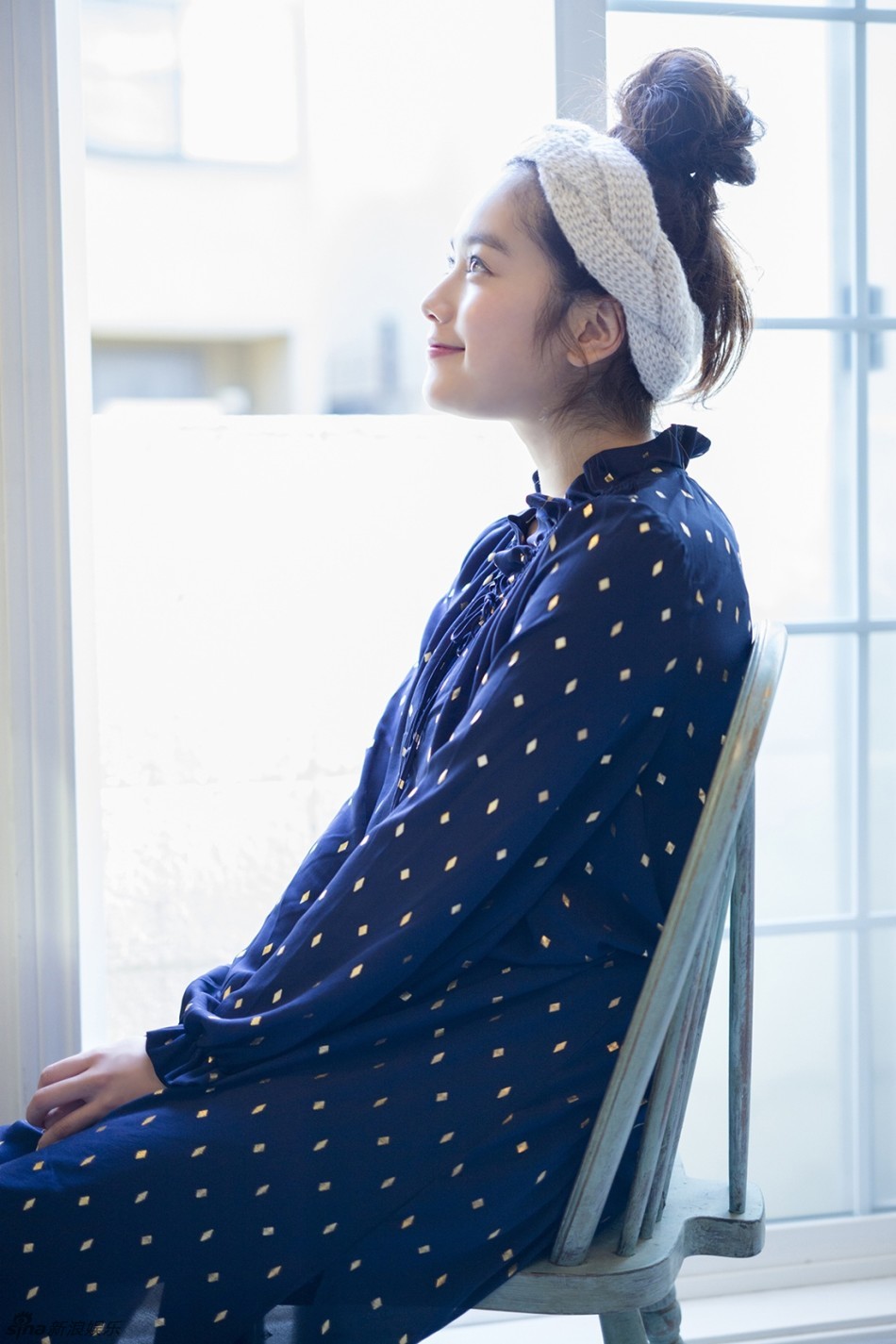 组图:女星笕美和子居家写真 肤白貌美甜笑迷人