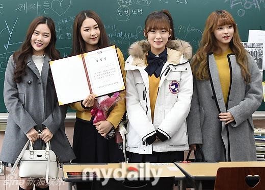 新浪娱乐讯 2月4日上午,首尔公演艺术高中举行2015毕业典礼,lovelyz