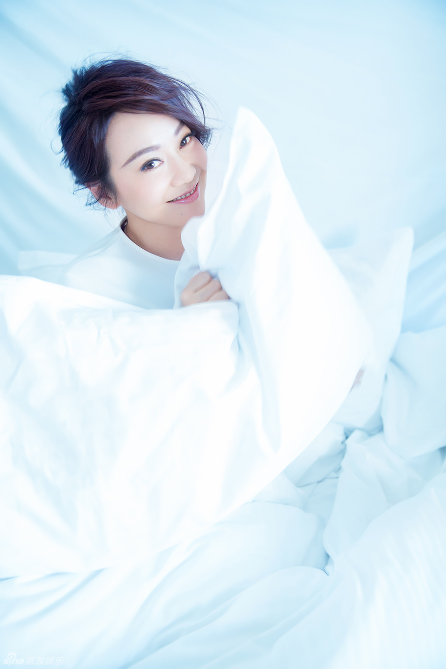 组图:闫妮清新暖窝写真 唤漂族平安回家_高清图集