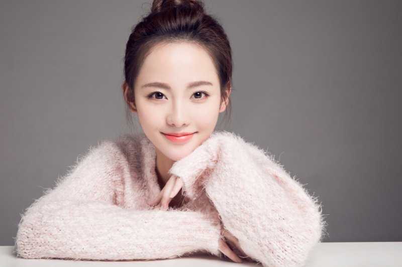 组图:张嘉倪新年纯美写真 粉系造型童颜俏皮-中