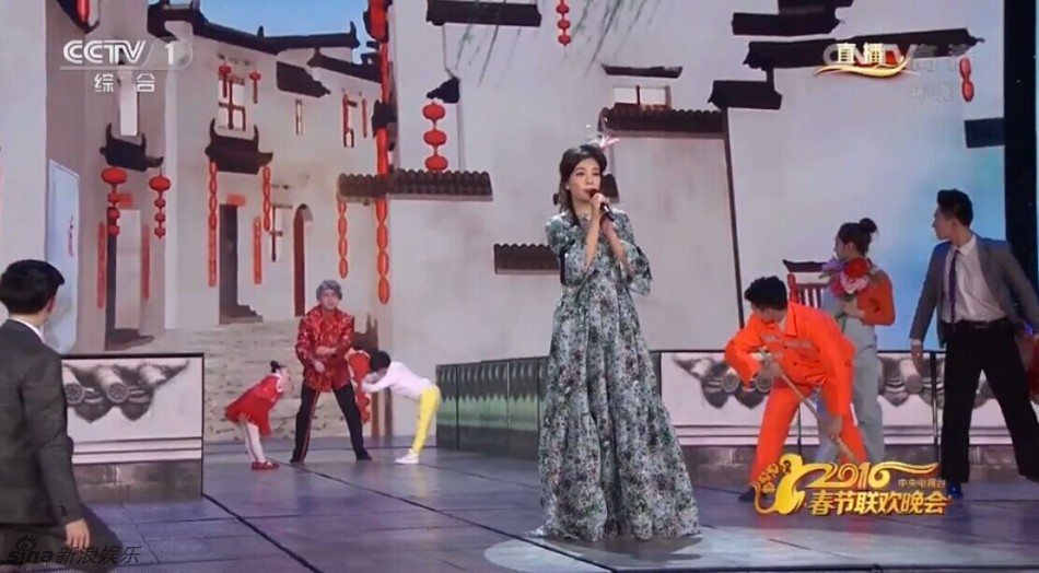 组图:2016央视春晚 赵薇花裙俏皮动人歌声婉转
