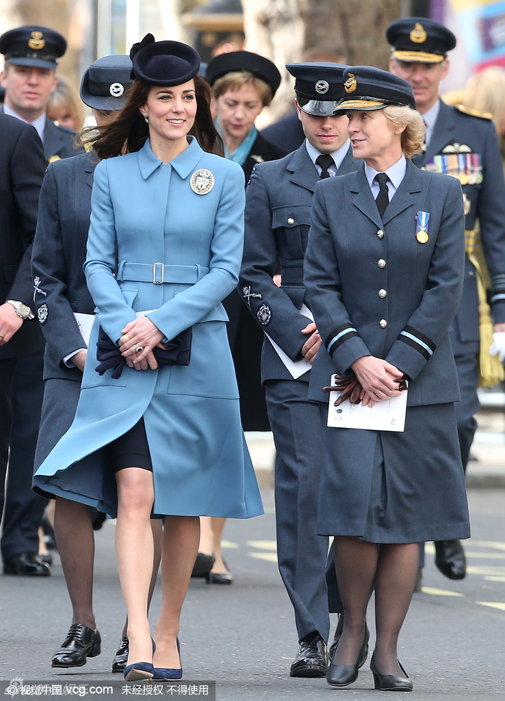 组图:凯特王妃到访海军学校 与女军官拼气场[1]- 中国日报网