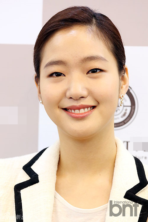 《奶酪陷阱》金高银亮相 狗毛不见变干练 - 手