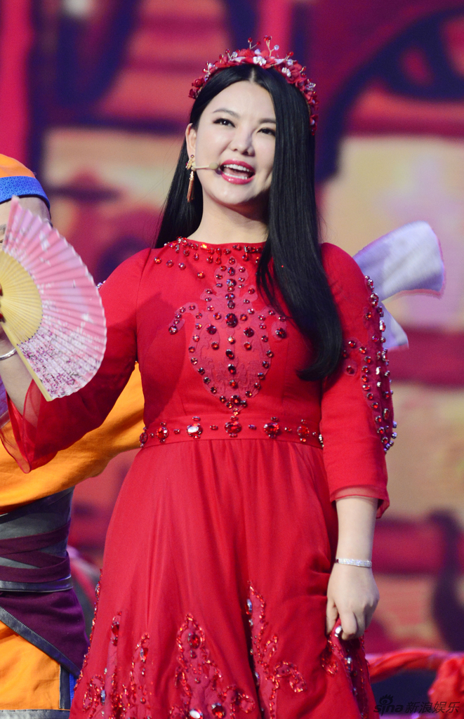 组图:李湘亮相江苏元宵晚会 红裙喜庆显富态 - 国内新闻 - 中国日报网