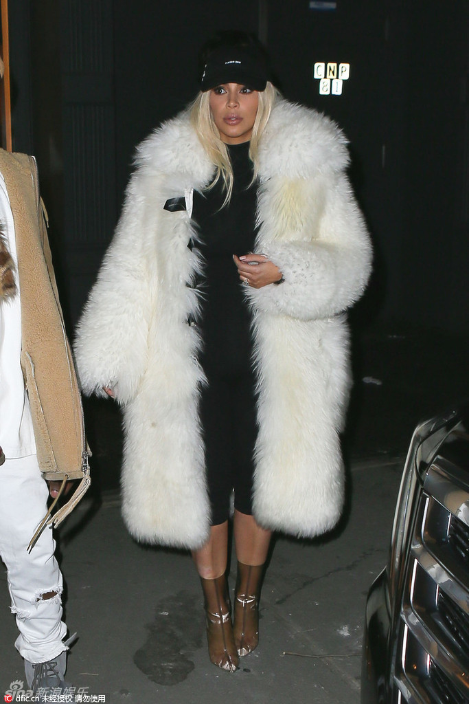组图:卡戴珊皮草雍容华贵 西北妹哭闹不停