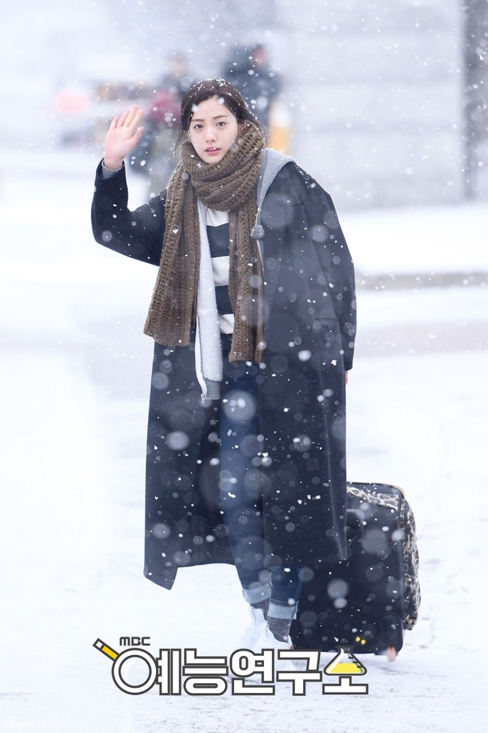 组图:8位韩国女星入军营 素颜出镜将变女兵