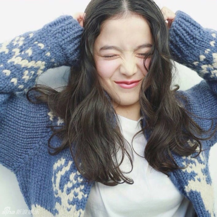 13岁 日法混血 小 模特走红  笑容甜美表情无辜(图