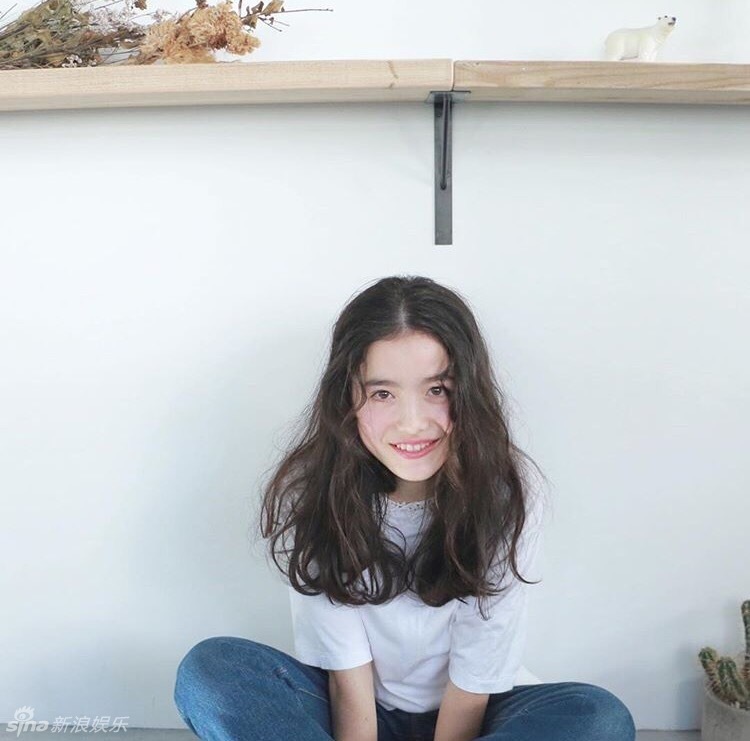 13岁日法混血小模特走红 笑容甜美表情无辜(图