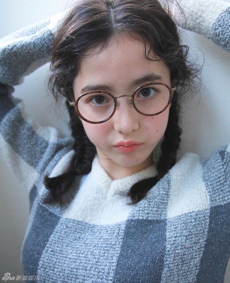 13岁日法混血小模特走红 笑容甜美表情无辜(图