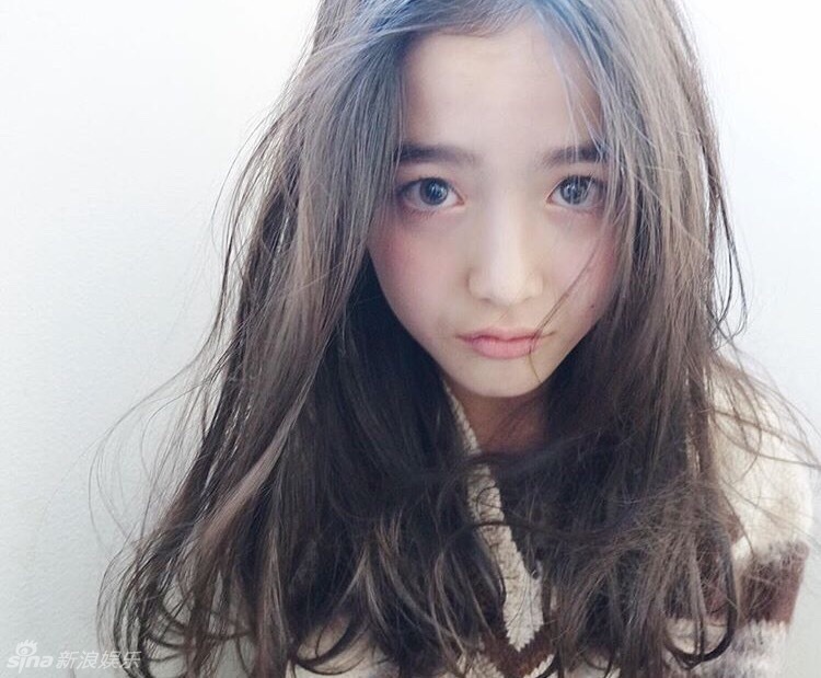 13岁 日法混血 小 模特走红  笑容甜美表情无辜(图