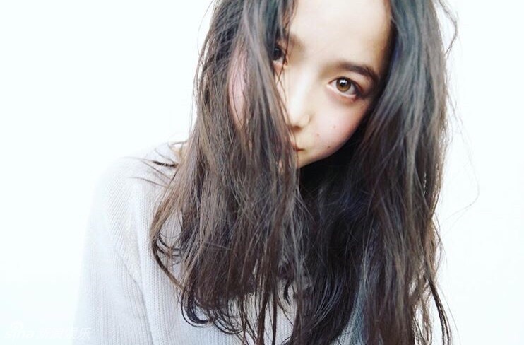 13岁 日法混血 小 模特走红  笑容甜美表情无辜(图