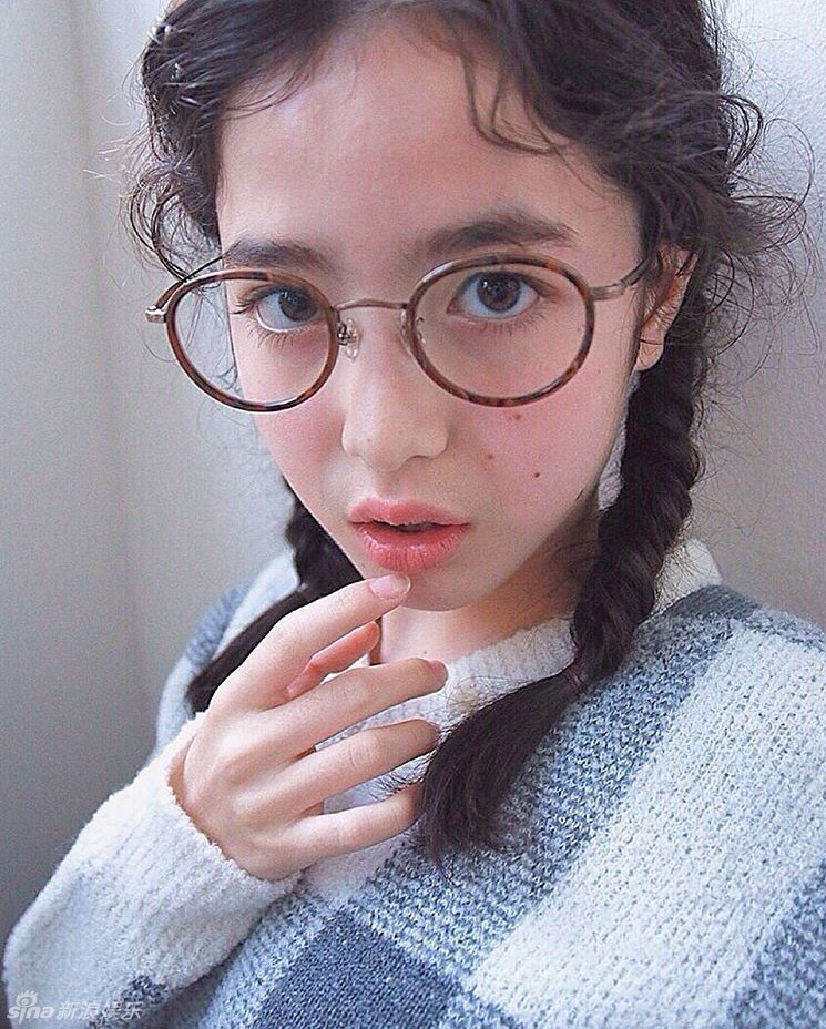 13岁日法混血小模特走红 笑容甜美表情无辜(图