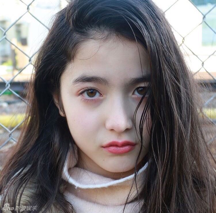 13岁日法混血小模特走红 笑容甜美表情无辜(图