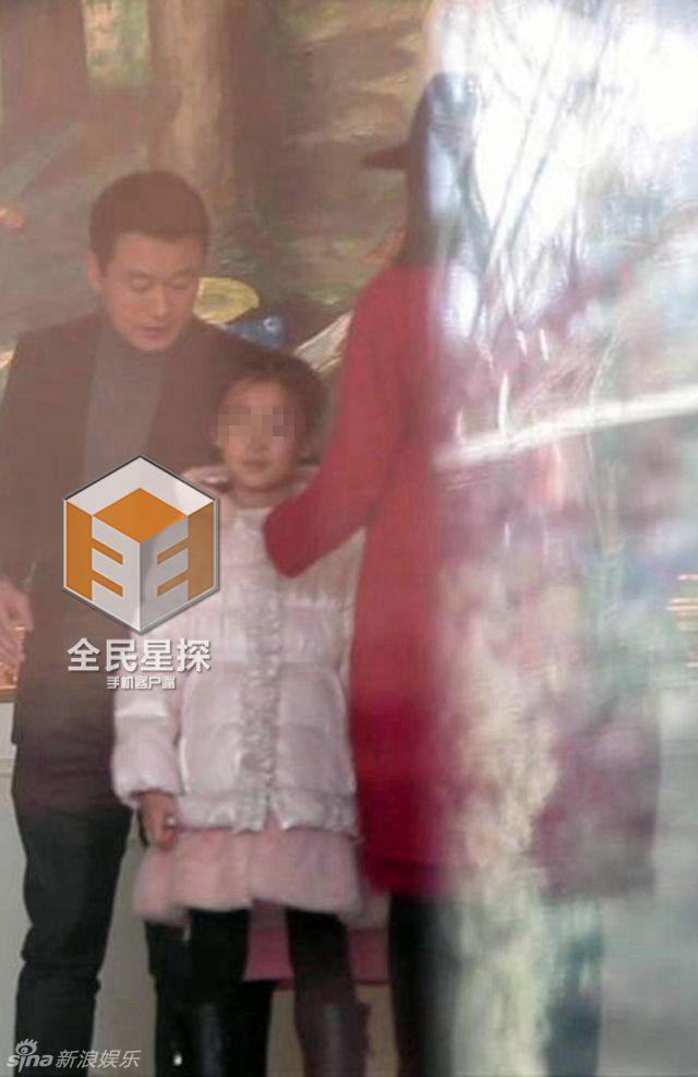 关悦带娃探班佟大为 疑似二胎女儿曝光(组图)
