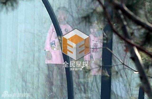 关悦带娃探班佟大为 疑似二胎女儿曝光(组图)